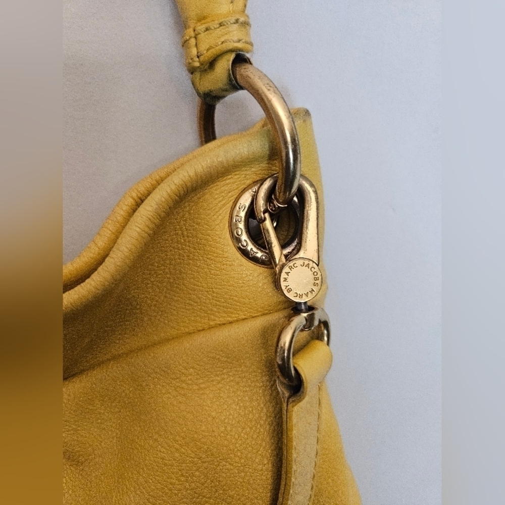 Marc by Marc Jacob Yellow Classic Hobo Leather Hand Bag. - Picture 9 of 17